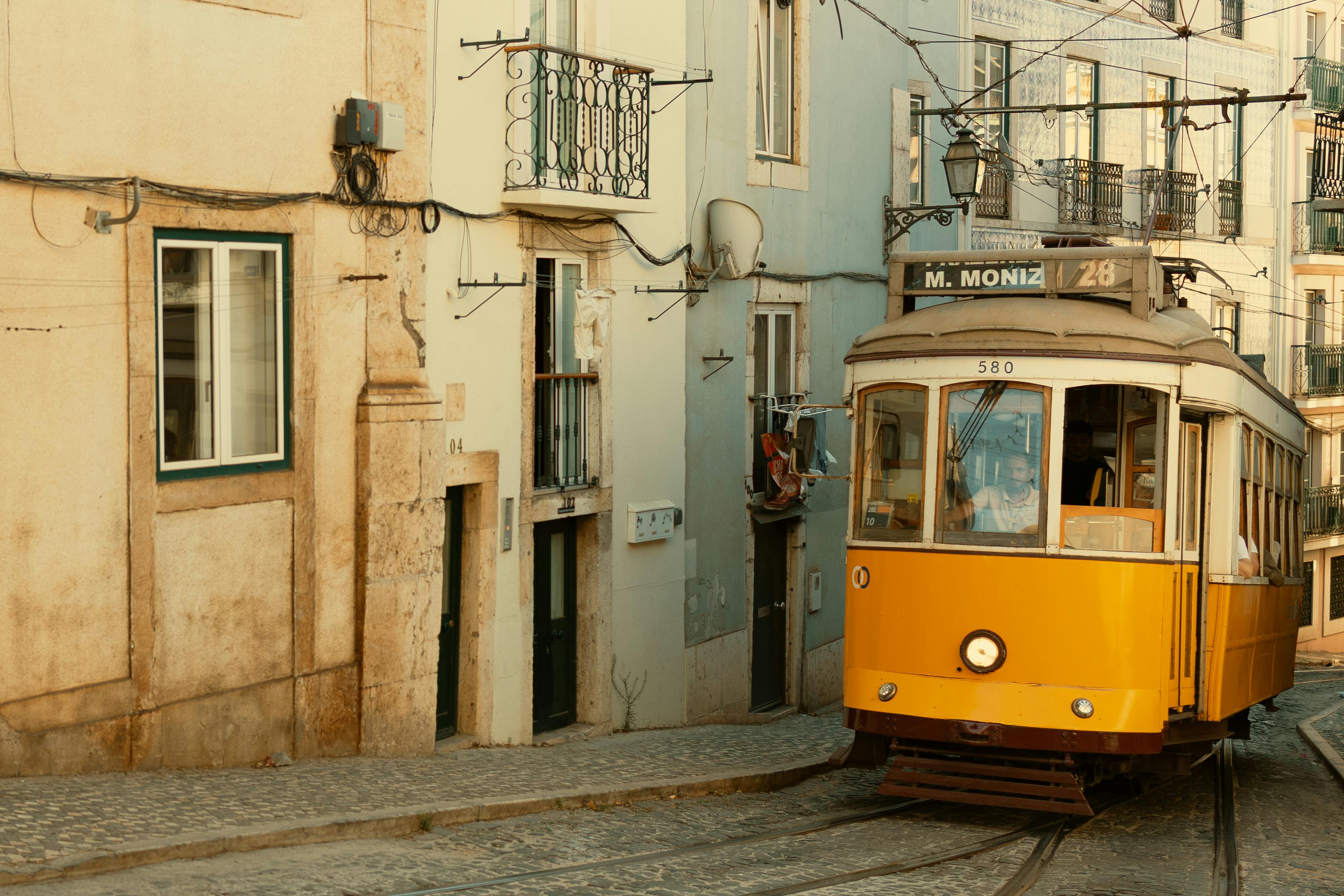 Straßenbahn in einer historischen europäischen Straße